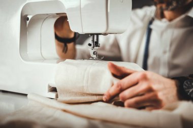 Çalışma sırasında dikiş makinesi, yakın çekim