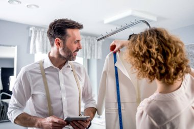 Moda tasarım stüdyosunda proje hakkında konuşurken iş sırasında Profesyonel terziler