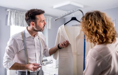 Moda tasarım stüdyosunda proje hakkında konuşurken iş sırasında Profesyonel terziler