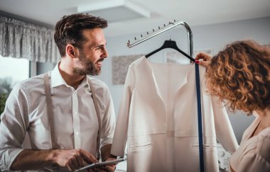 Moda tasarım stüdyosunda proje hakkında konuşurken iş sırasında Profesyonel terziler