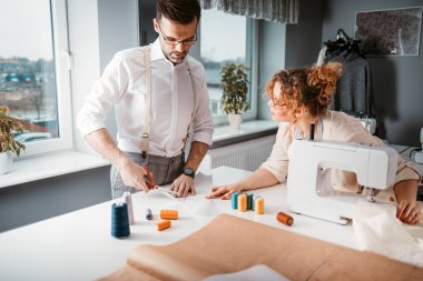 Moda tasarım stüdyosunda proje çalışmaları sırasında profesyonel terziler