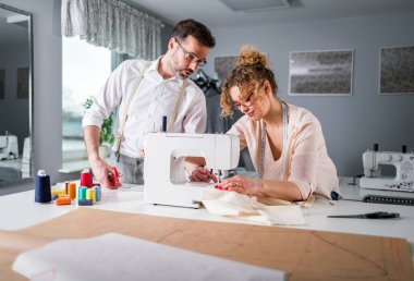 Moda tasarım stüdyosunda proje çalışmaları sırasında profesyonel terziler