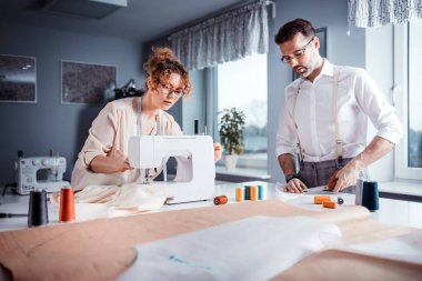 Moda tasarım stüdyosunda proje çalışmaları sırasında profesyonel terziler