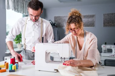 Moda tasarım stüdyosunda proje çalışmaları sırasında profesyonel terziler