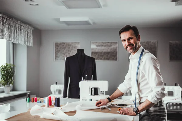 Dostosuj biurko podczas pracy, projektant mody w warsztacie — Zdjęcie stockowe