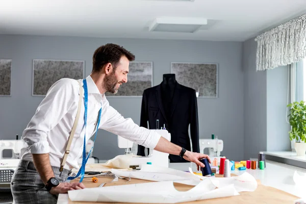 Dostosuj biurko podczas pracy, projektant mody w warsztacie — Zdjęcie stockowe