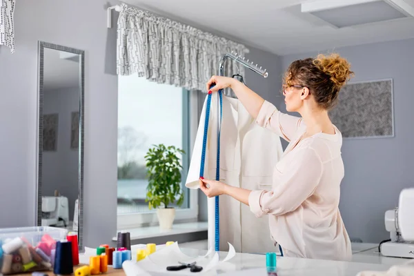 Moda tasarım atölyesinde manken üzerinde Terzi ölçüm bayan ceket