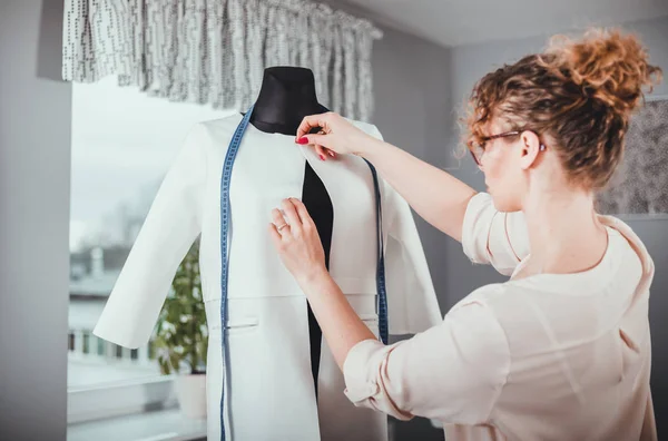 Maßanfertigung Damenjacke Auf Schaufensterpuppe Bei Modedesign Workshop — Stockfoto