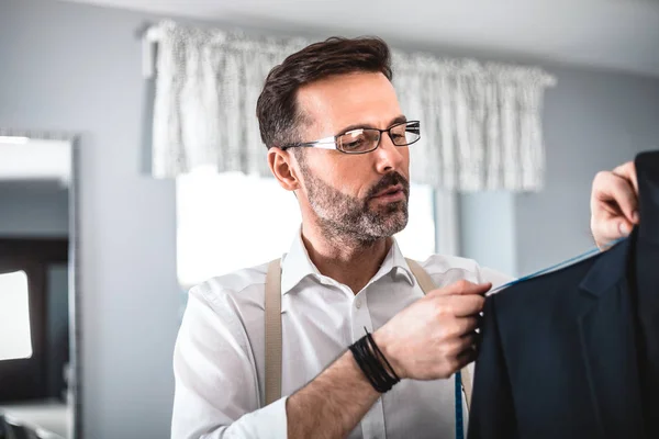 Maßanzug Auf Schaufensterpuppe Bei Modedesign Workshop — Stockfoto