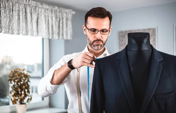 Moda tasarım atölyesinde manken üzerinde Terzi ölçüm ceket takım