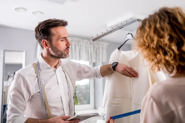 Moda tasarım stüdyosunda proje hakkında konuşurken iş sırasında Profesyonel terziler