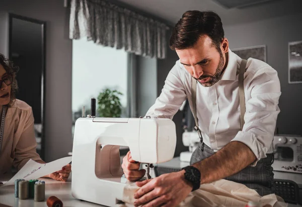 Sastres Profesionales Durante Trabajo Proyecto Utilizando Máquina Coser Estudio Diseño —  Fotos de Stock