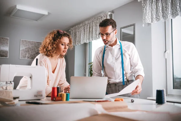 Professionelle Schneiderinnen Bei Der Arbeit Projekt Mit Laptop Und Nähmaschine — Stockfoto