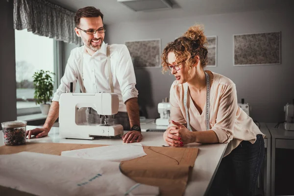 Sastres profesionales durante el trabajo en el proyecto en el estudio de diseño de moda —  Fotos de Stock