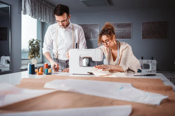 Moda tasarım stüdyosunda proje çalışmaları sırasında profesyonel terziler