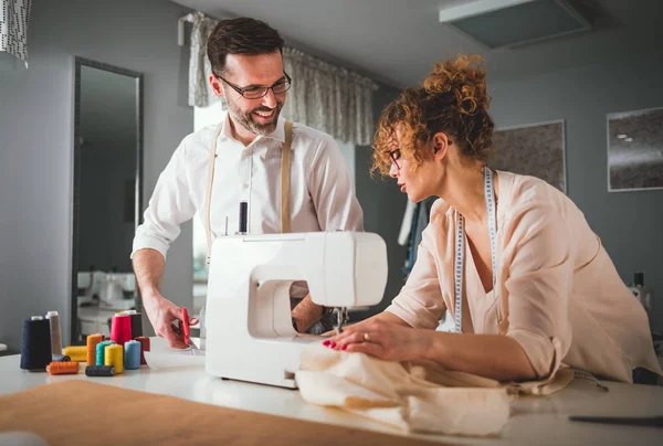 Moda tasarım stüdyosunda proje çalışmaları sırasında profesyonel terziler