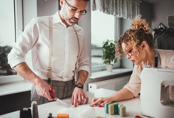 Moda tasarım stüdyosunda proje çalışmaları sırasında profesyonel terziler