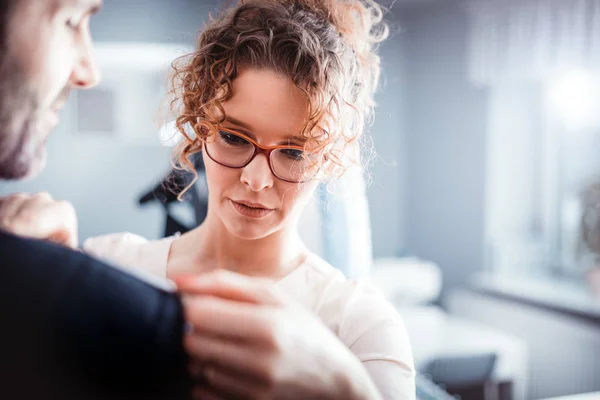 Professionelle Schneiderin Mit Klebeband Zur Messung Des Kunden Für Nähanzug — Stockfoto