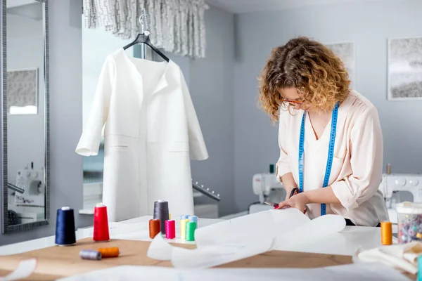 Sastre Femenino Profesional Sobre Mesa Trabajo Taller Diseño Moda —  Fotos de Stock
