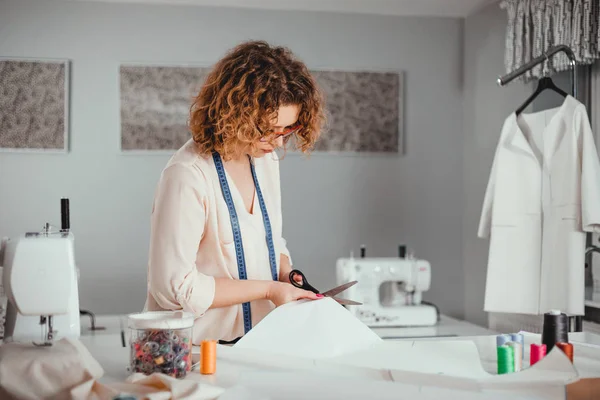 Sastre Femenino Profesional Sobre Mesa Trabajo Taller Diseño Moda —  Fotos de Stock