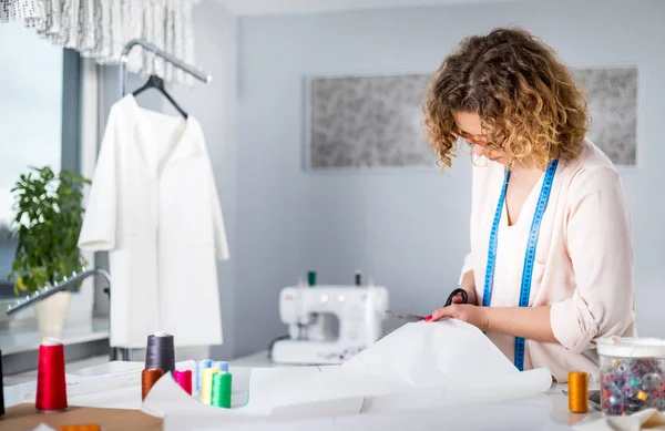 Sastre Femenino Profesional Sobre Mesa Trabajo Taller Diseño Moda —  Fotos de Stock