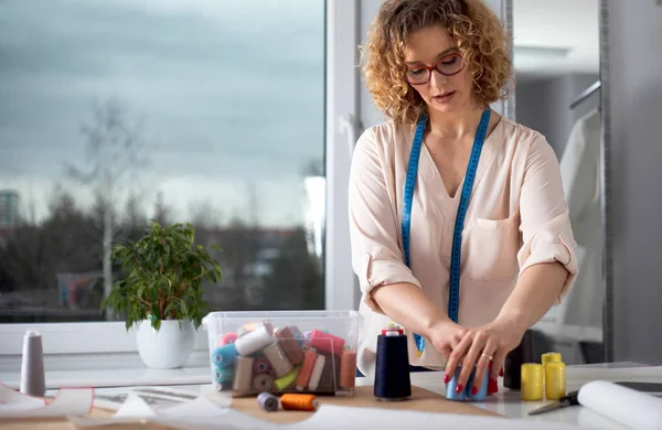 Profesionální Ženská Krejčí Pracovní Stůl Dílně Designu — Stock fotografie