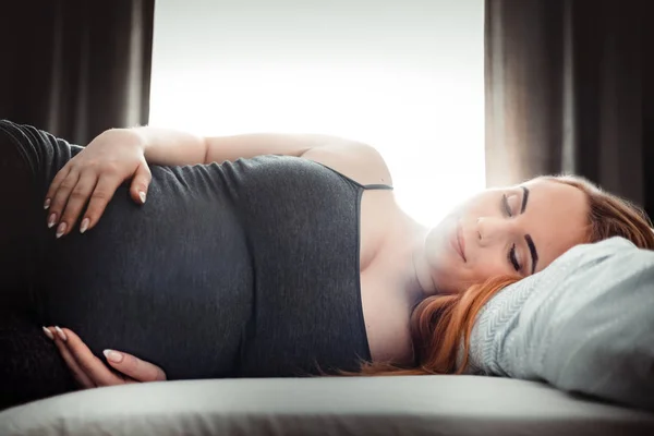 Jeune Femme Enceinte Assise Sur Lit Touchant Son Ventre Concept — Photo