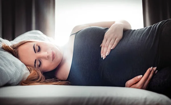 Młoda Kobieta Ciąży Siedzi Łóżku Dotyka Jej Brzuch Koncepcja Oczekiwań — Zdjęcie stockowe