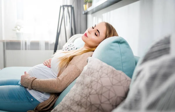 Schwangere Junge Frau Sitzt Auf Sofa Und Entspannt Hause — Stockfoto