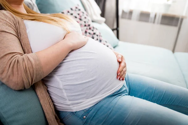 Schwangere Junge Frau Sitzt Auf Sofa Und Entspannt Hause — Stockfoto