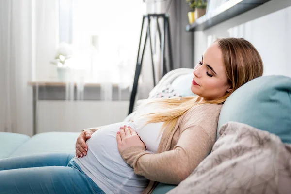 Schwangere Junge Frau Sitzt Auf Sofa Und Entspannt Hause — Stockfoto