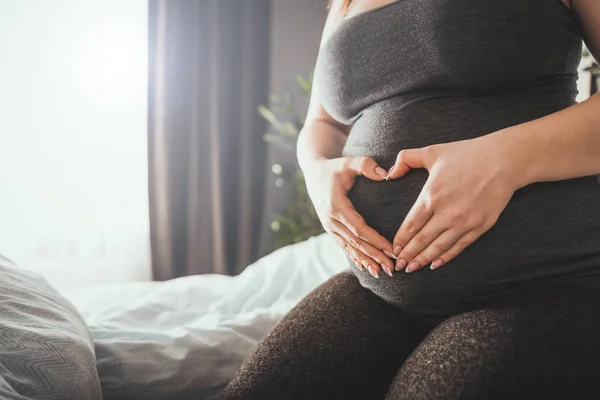Schwangere Berührt Ihren Bauch Nahaufnahme Auf Den Händen — Stockfoto