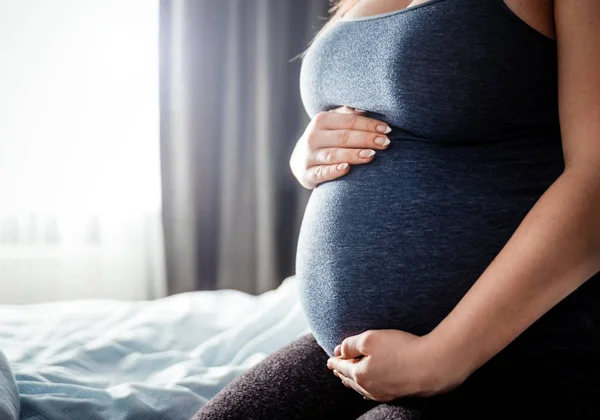 Schwangere Berührt Ihren Bauch Nahaufnahme Auf Den Händen — Stockfoto