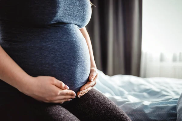 Schwangere Berührt Ihren Bauch Nahaufnahme Auf Den Händen — Stockfoto