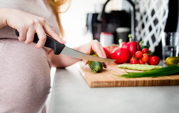 Femme Enceinte Préparant Une Salade Coupant Des Légumes Dans Cuisine — Photo