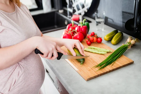 Femme Enceinte Préparant Une Salade Coupant Des Légumes Dans Cuisine — Photo