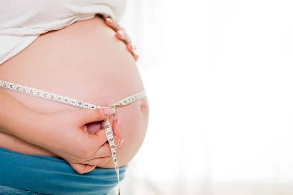 Pregnant Woman Measuring Stomach Using Measuring Tape — Stock Photo, Image