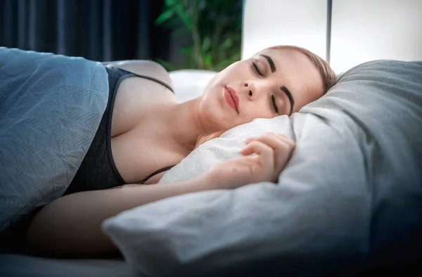 Natürliche Frau Schläft Friedlich Bett Auf Weichen Kissen — Stockfoto