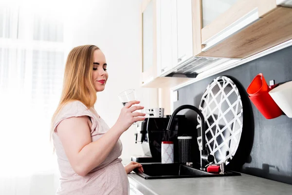 Donna Incinta Che Beve Acqua Dolce Cucina Assistenza Sanitaria Durante — Foto Stock