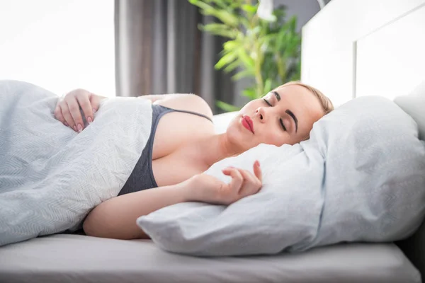 Naturalna Kobieta Spokojnie Śpi Łóżku Miękkiej Poduszce — Zdjęcie stockowe