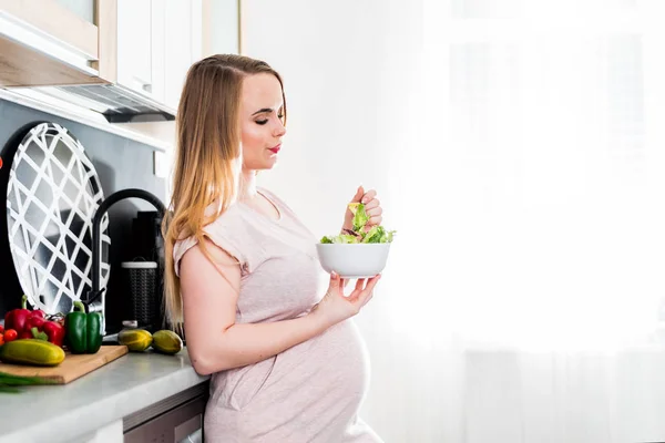 Joyeux Femme Enceinte Manger Salade Légumes Dans Cuisine Santé Pendant — Photo