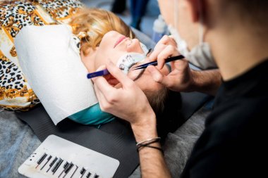Güzellik salonunda kirpik uygulaması, Kirpik uzatma prosedürü
