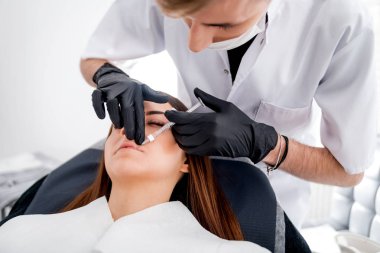 Kozmetik kliniğinde dudakları büyütme