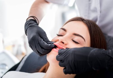 Güzellik salonunda dudakları büyüttükten sonra masaj