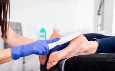 Kozmetik salonunda ayak pedikür prosedürü peeling