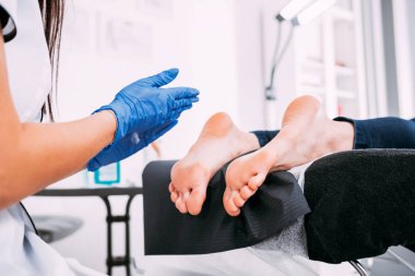 Kozmetik salonunda ayak pedikür prosedürü peeling