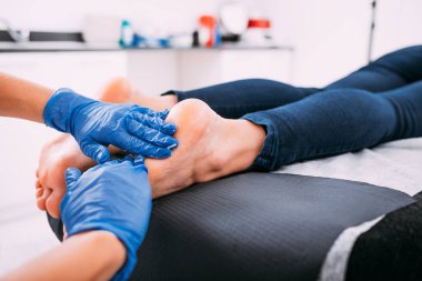 Kozmetik salonunda ayak pedikür prosedürü peeling
