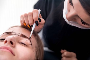 Güzellik salonunda kaşlarda kalıcı makyaj