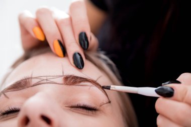 Güzellik salonunda kaşlarda kalıcı makyaj