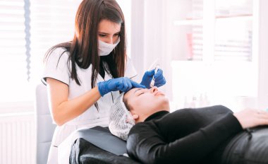 Profesyonel cilt bakımı, kozmetik kliniğinde yüz cildinin prosedür Mikrodermabrazyon